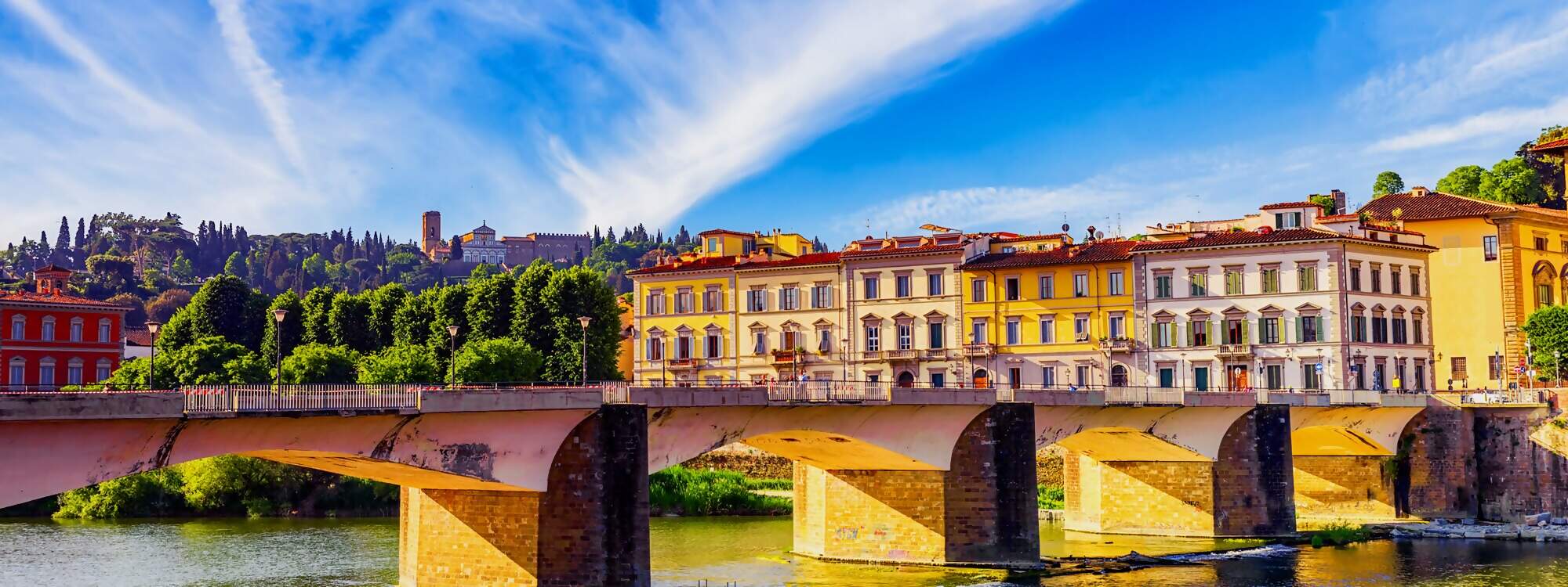 Schöner Panoramablick auf den Fluss arno und die Stadt Florenz