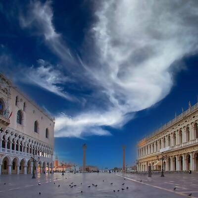 Der Dogenpalast mit der Markussäule auf dem Markusplatz - Venedig -Italien