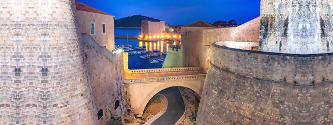 Trip Florenz Stadt Urlaub - Dubrovnik - Einen Wahnsinns Panoramablick hat man von Dubrovniks Hausberg Srd. Empor geht’s ganz easy und entspannt, minutenschnell mit der Luftseilbahn. Für begeisterte GOT-Fans empfiehlt sich die speziell geführte Game-of-Thrones-Tour zu den bekanntesten Drehorten und Schauplätzen der erfolgreichen Kultserie, der Eiserne Thron ist auf der kleinen idyllischen Insel Lokrum zu bestaunen. Die beliebtesten Orte für Dubrovnik Ferien, locken mit besten Angebote für Hotels und Ferienunterkünfte mit Werbeaktionen, Rabatten, Sonderangebote für Dubrovnik Urlaub buchen. Reisedaten eingeben und Hotel Flug Mietwagen Attraktionen Taxis für eine Dubrovnik Reise flexibel buchen. Sollten sich die Pläne ändern, sind viele der Unterkünfte und Zimmer in Dubrovnik kostenfrei stornierbar.