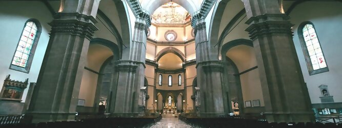 Trip Florenz Stadt Urlaub Florenz - Die erste Basilika, die ihr euch in Florenz auf alle Fälle anschauen solltet, ist die Basilica di Santa Maria Novella im Nordwesten der Altstadt, gleich gegenüber des Hauptbahnhofes von Florenz.